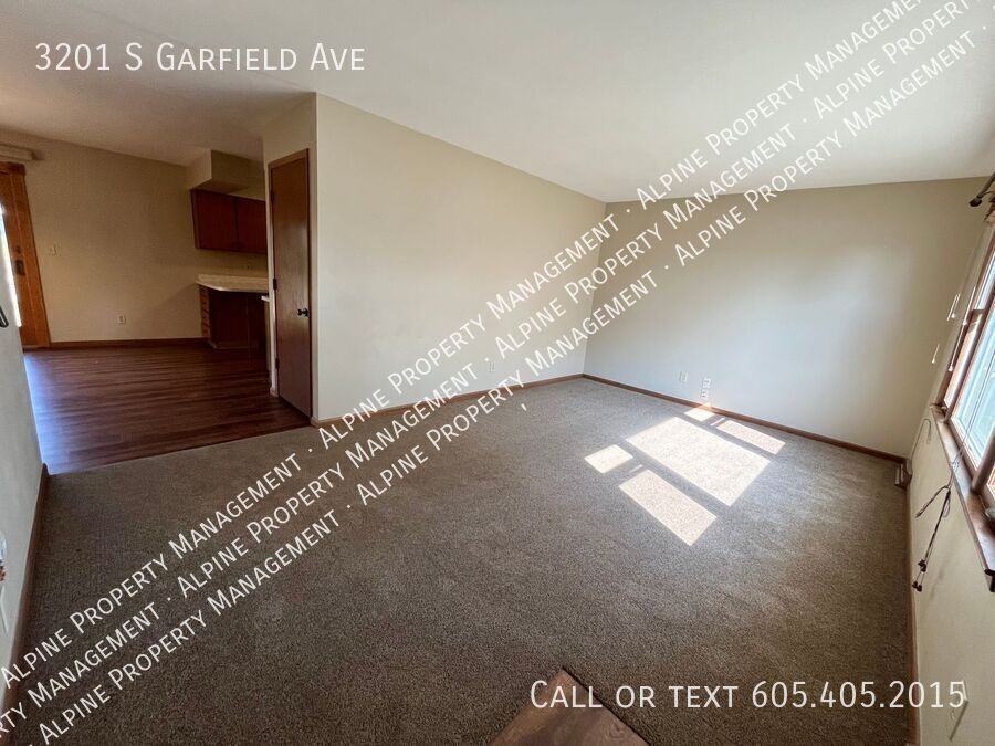 3201 S Garfield Ave - Photo 6 of 35