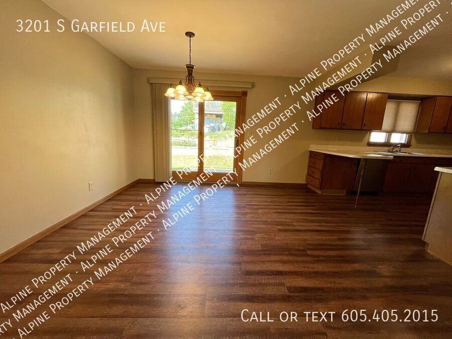 3201 S Garfield Ave - Photo 7 of 35