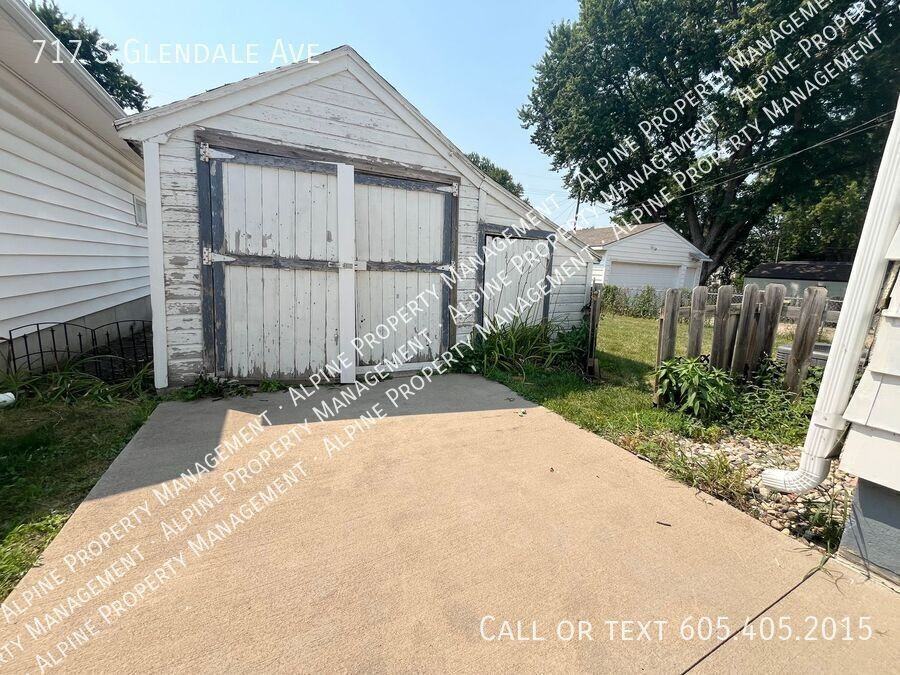 717 S Glendale Ave - Photo 2 of 26