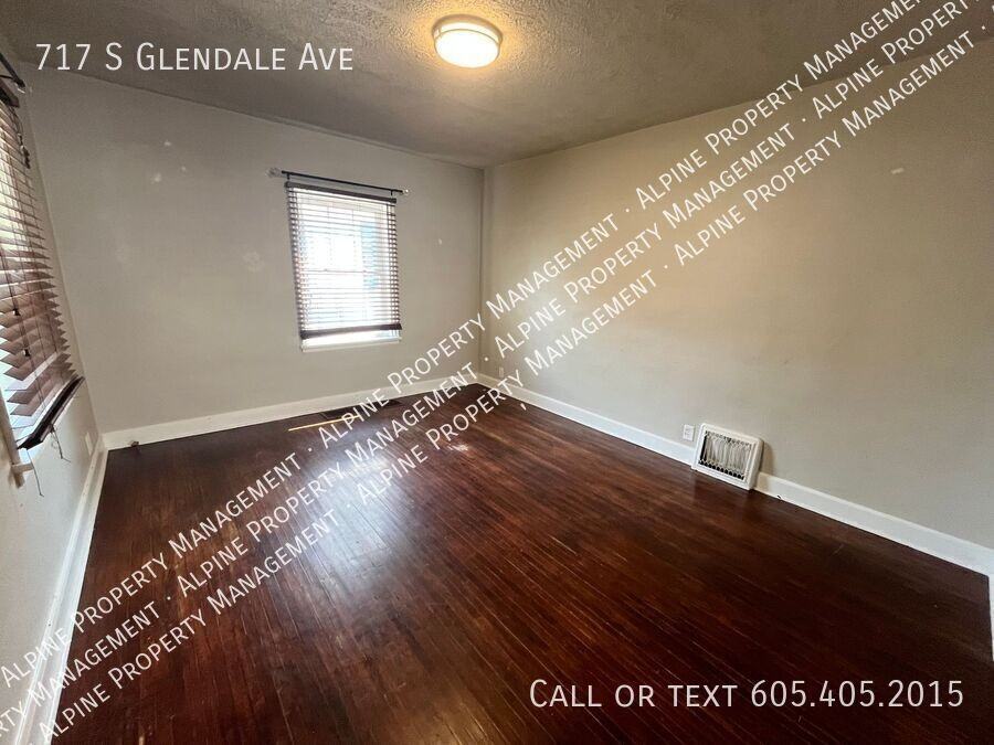 717 S Glendale Ave - Photo 5 of 26