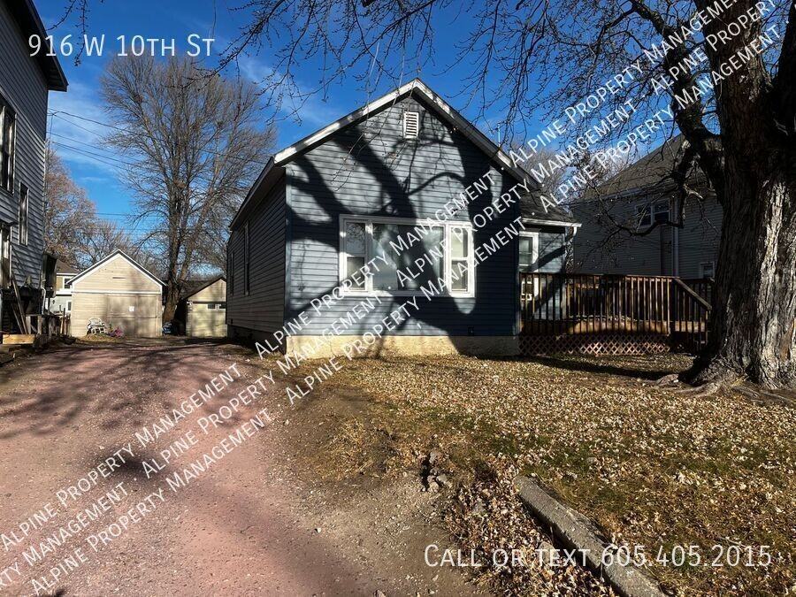 916 W 10th St - Photo 2 of 19
