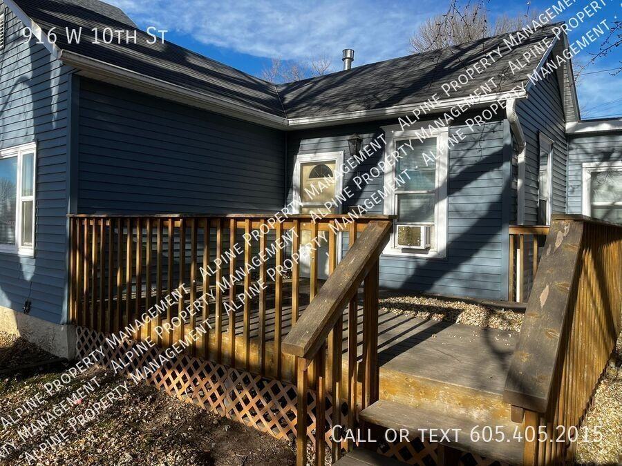 916 W 10th St - Photo 3 of 19