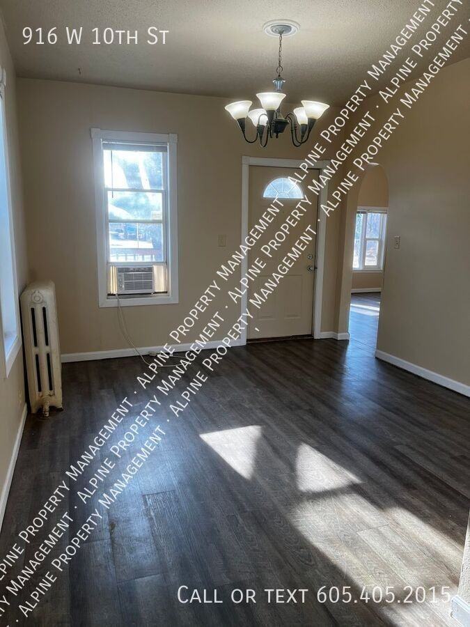 916 W 10th St - Photo 5 of 19