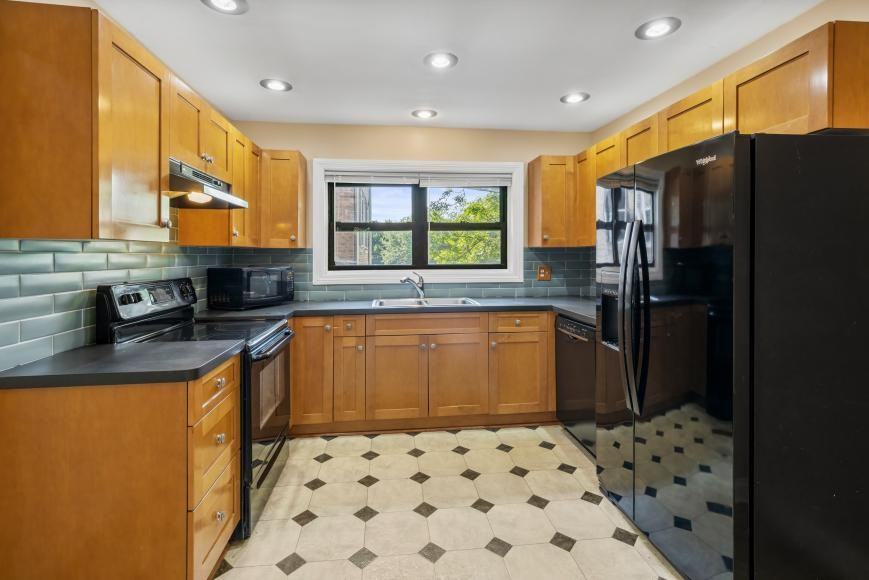 501 Sheridan Rd - Photo 2 of 9