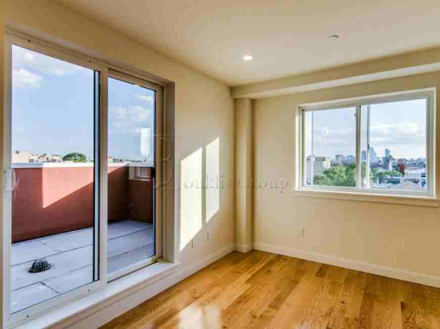 2822 Astoria Blvd - Photo 4 of 9