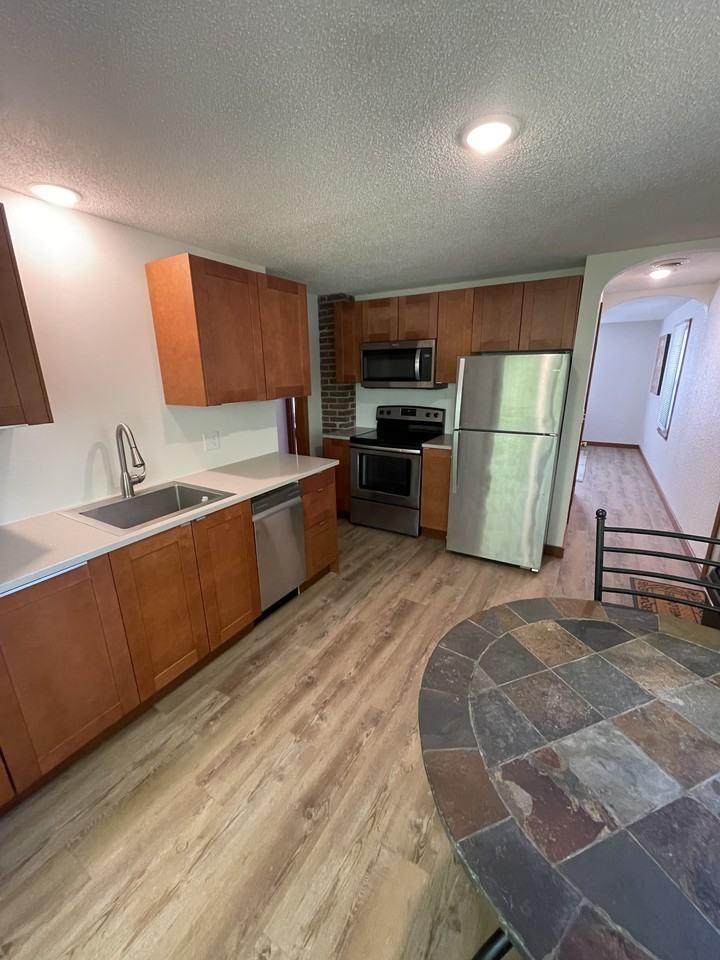 288 Court St S Uppr - Photo 2 of 10