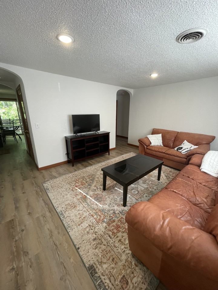 288 Court St S Uppr - Photo 4 of 10