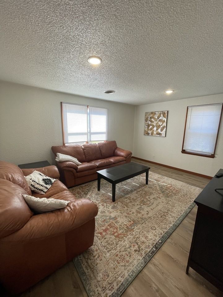 288 Court St S Uppr - Photo 5 of 10