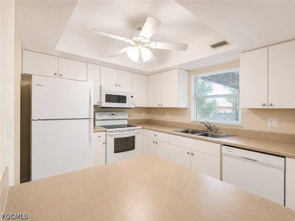 1138 Se 19th Ln - Photo 5 of 18