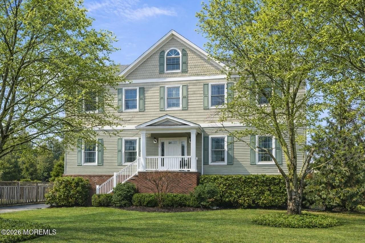 2 Shrewsbury Dr
