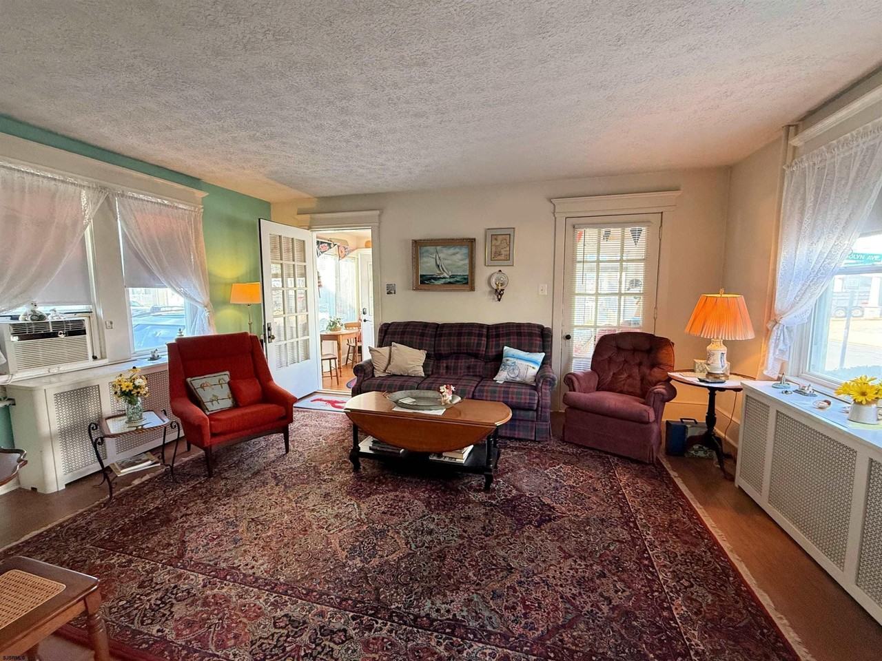 135 N Avolyn Ave - Photo 4 of 17