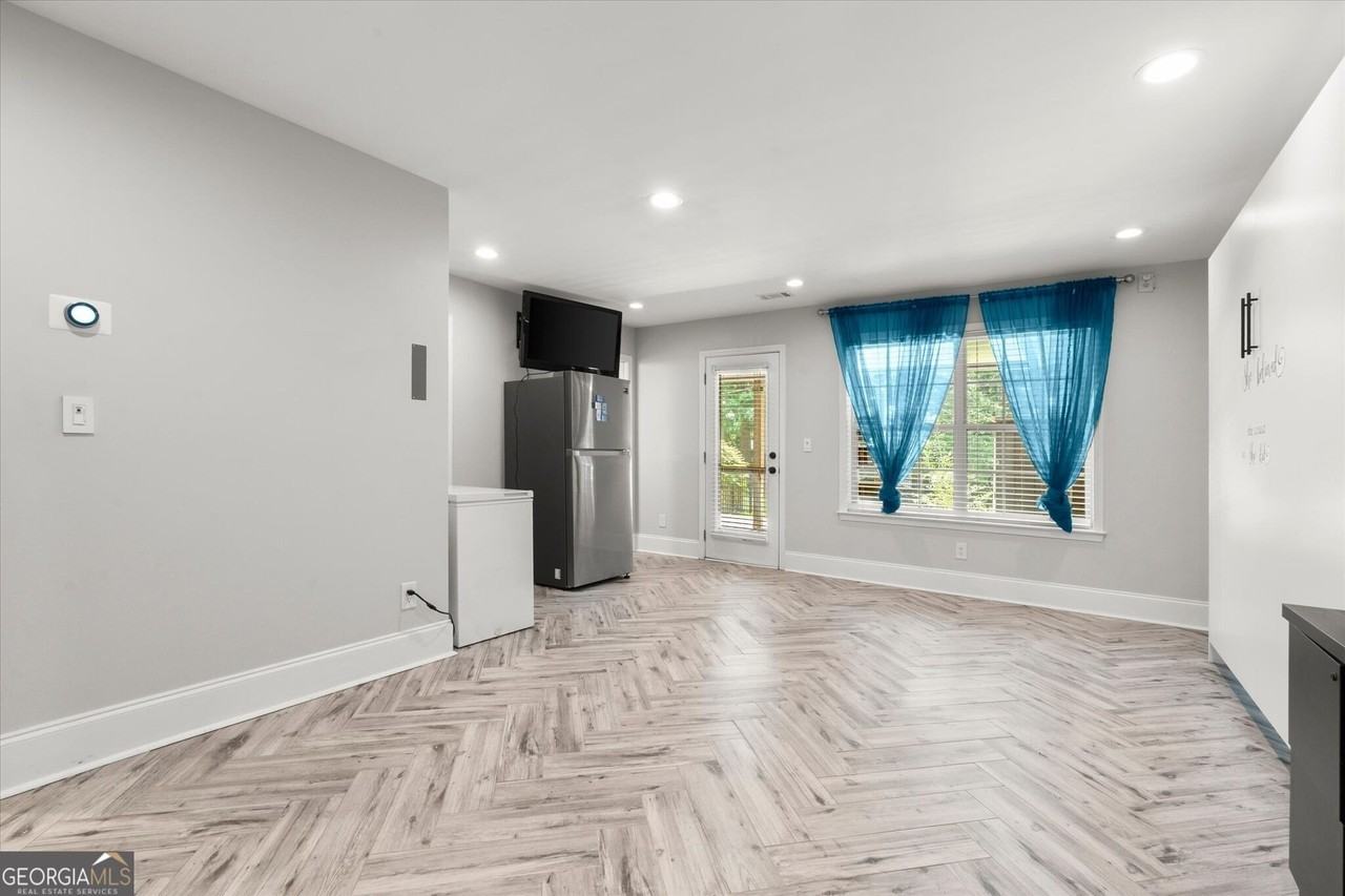 5583 Julian Pl - Photo 4 of 38