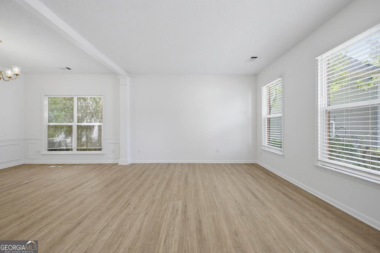 395 Cadeleigh Ct - Photo 3 of 40
