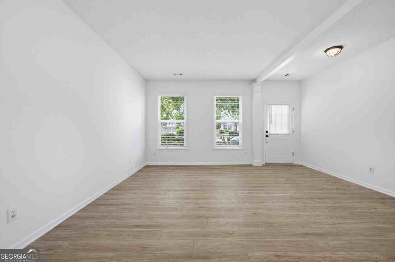 395 Cadeleigh Ct - Photo 4 of 40