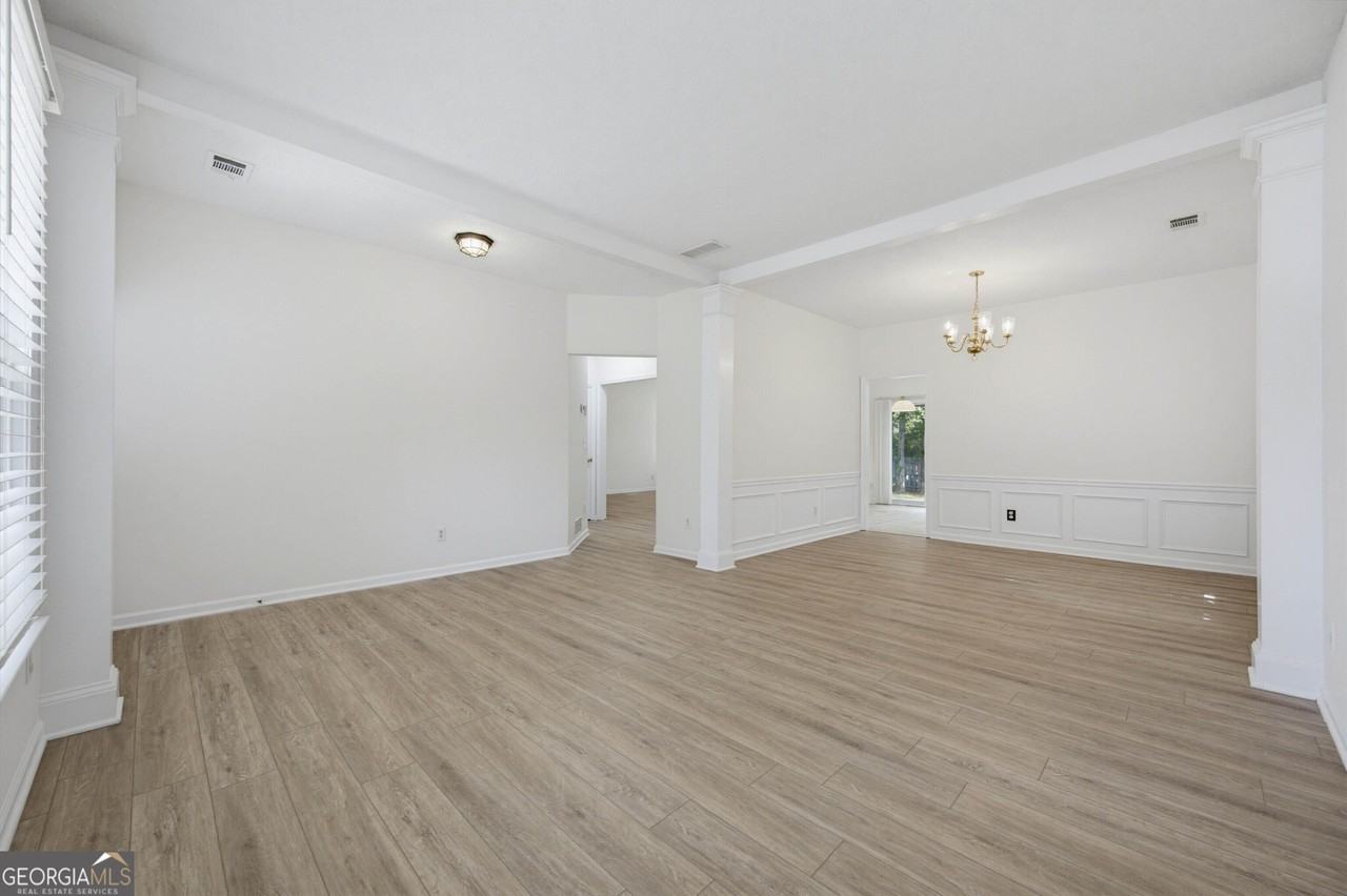 395 Cadeleigh Ct - Photo 5 of 40