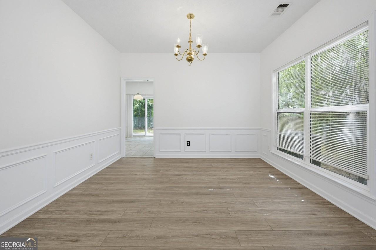 395 Cadeleigh Ct - Photo 6 of 40