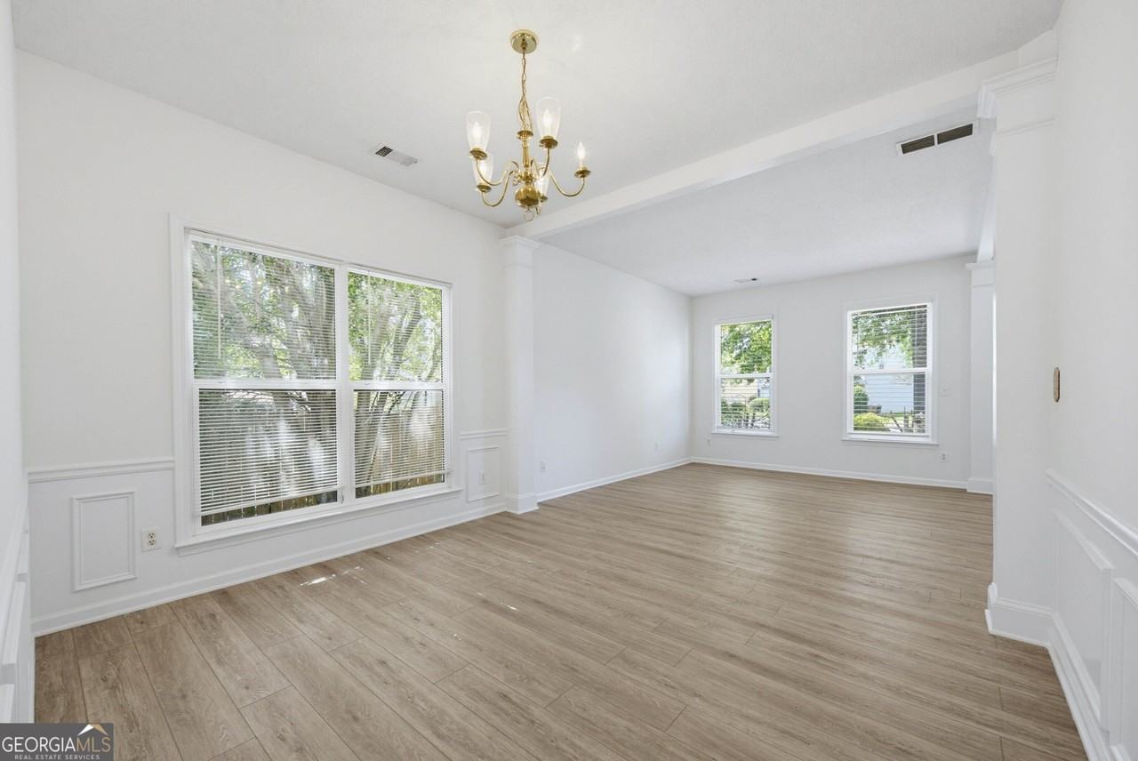 395 Cadeleigh Ct - Photo 7 of 40