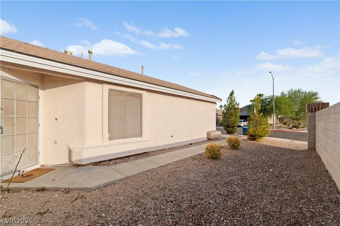 1070 Ashwood Bay Ave - Photo 3 of 16