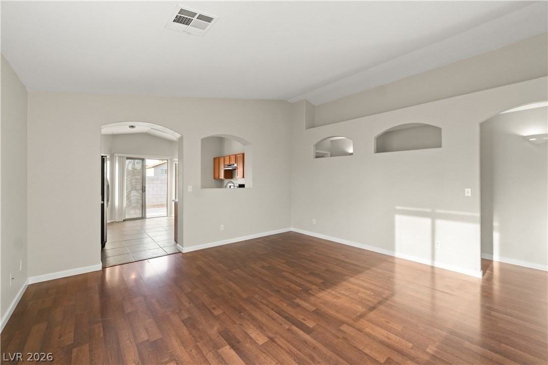 1070 Ashwood Bay Ave - Photo 4 of 16