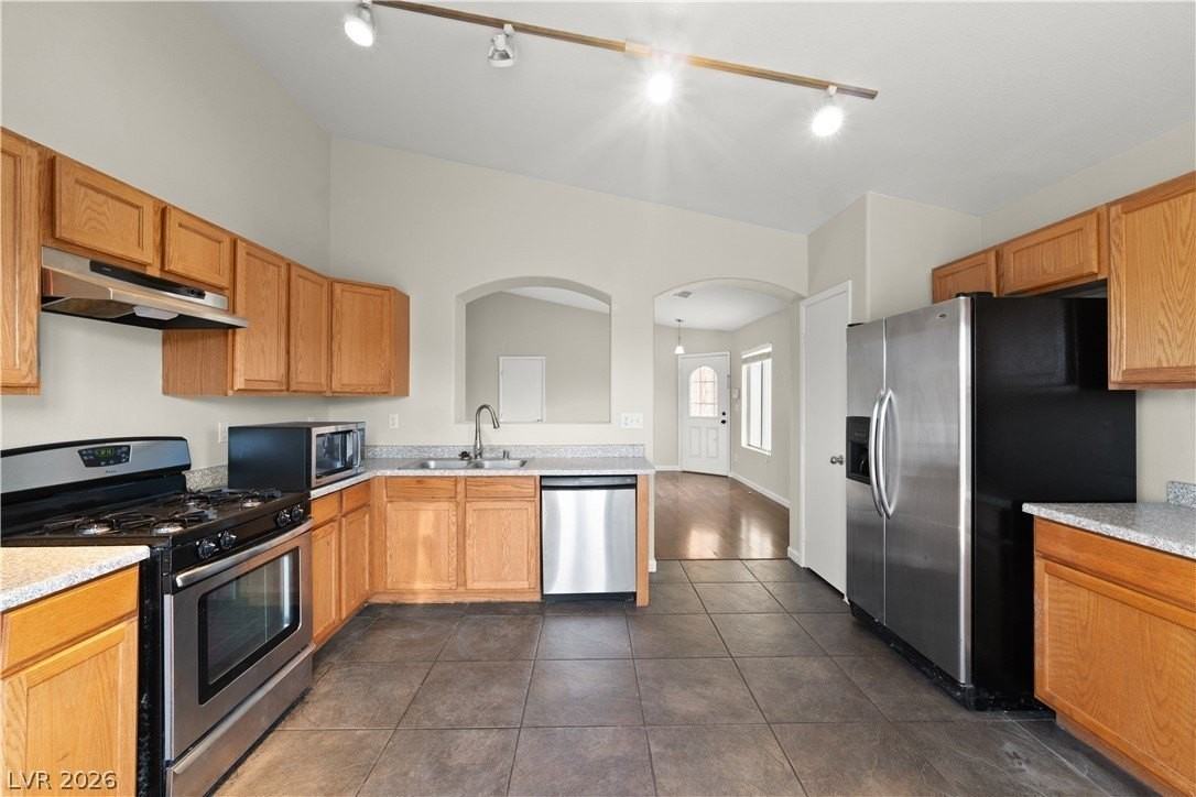 1070 Ashwood Bay Ave - Photo 5 of 16