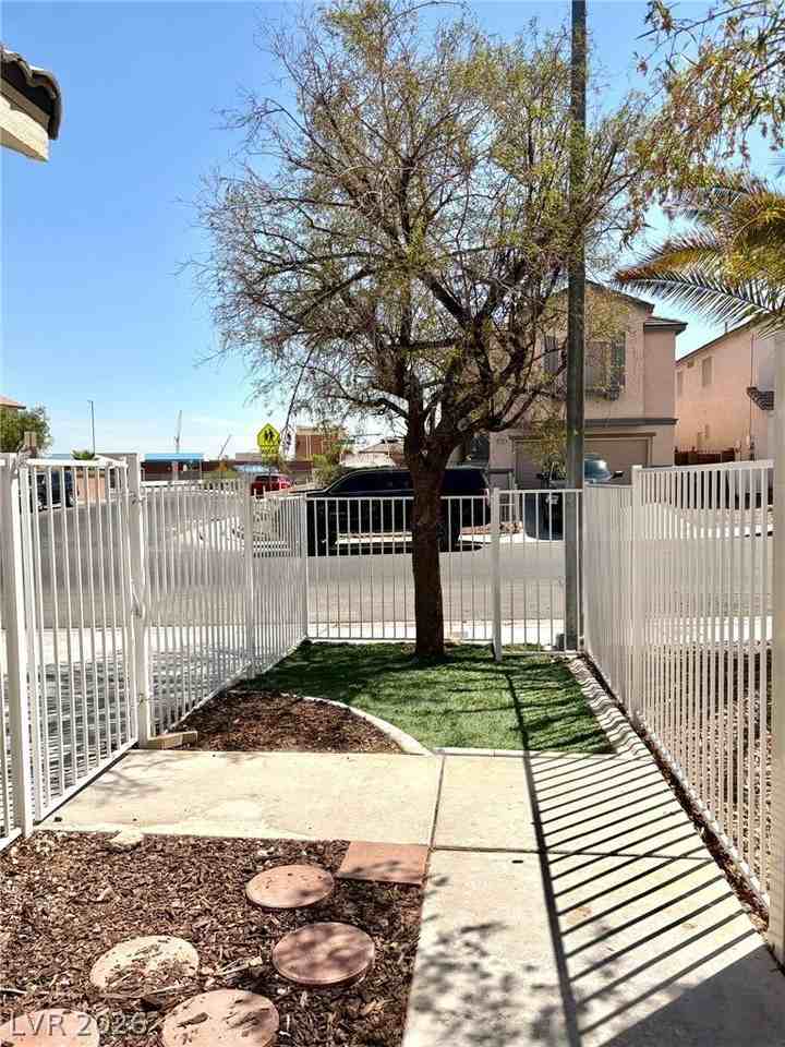 7005 Pacific Coast St - Photo 4 of 42