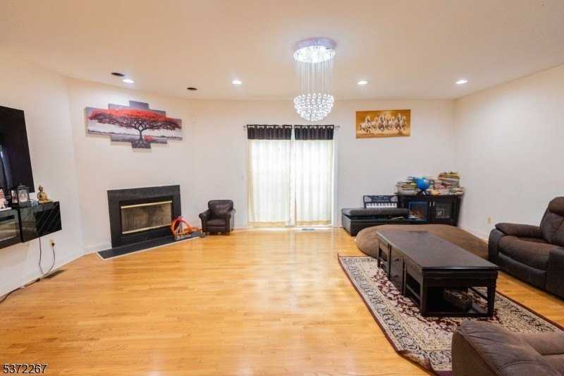 347 Raymound Blvd - Photo 4 of 32