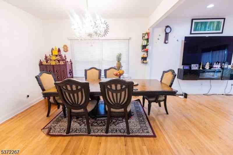 347 Raymound Blvd - Photo 6 of 32