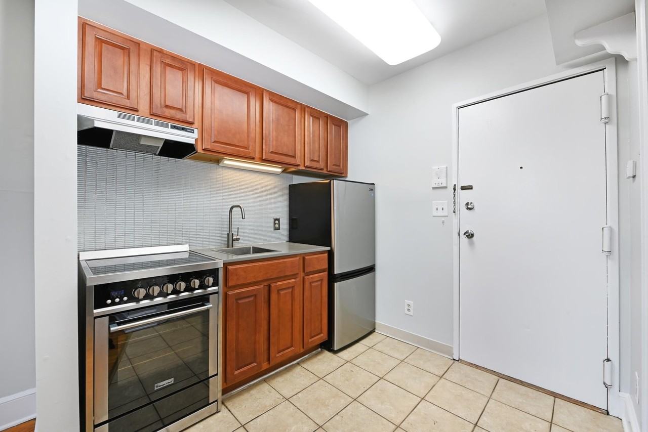201 Washington St #302 - Photo 3 of 10