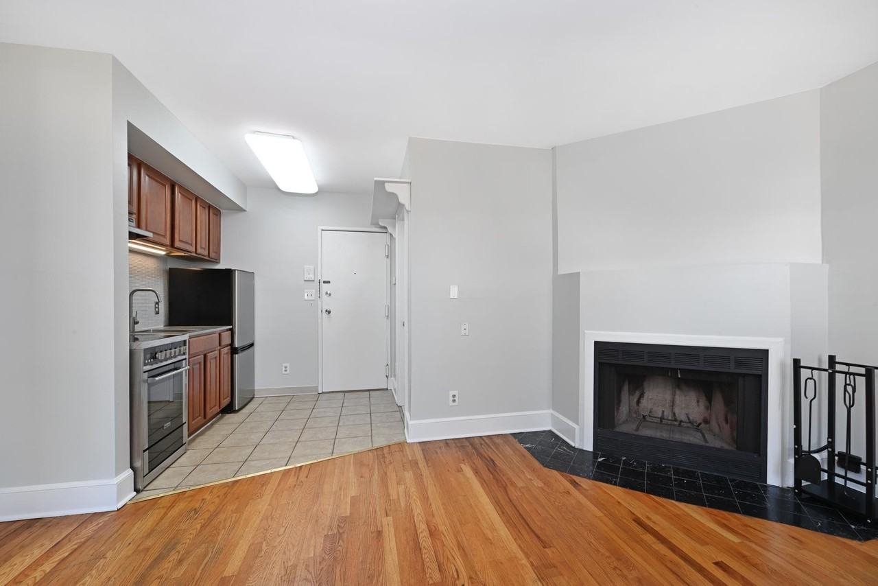 201 Washington St #302 - Photo 4 of 10