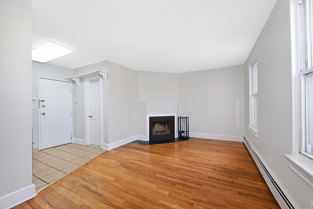 201 Washington St #302 - Photo 5 of 10