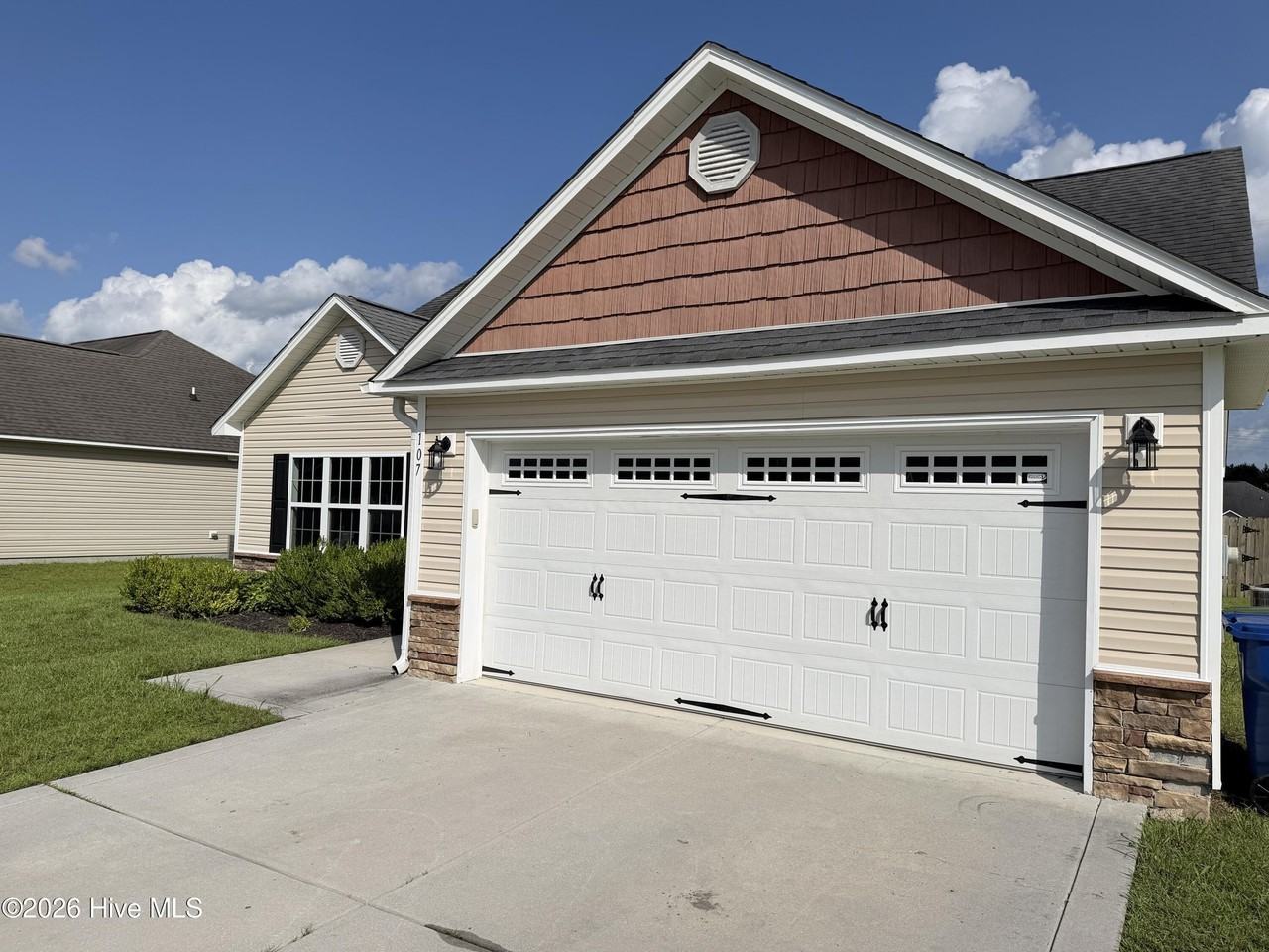 107 Cavalier Dr - Photo 2 of 10