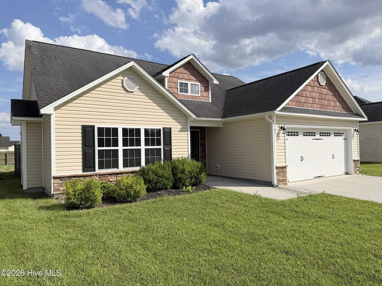 107 Cavalier Dr - Photo 3 of 10