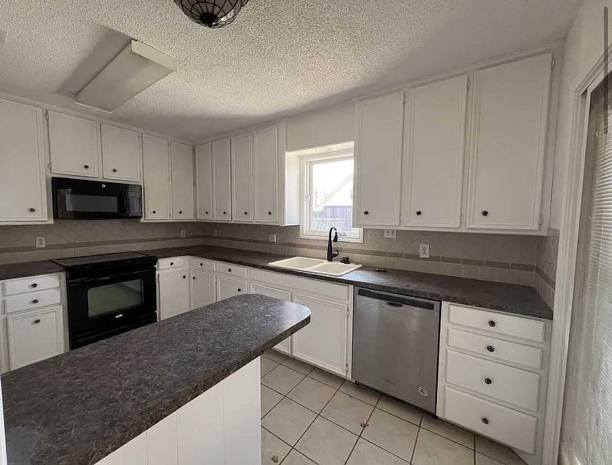 5607 87th Pl - Photo 4 of 17