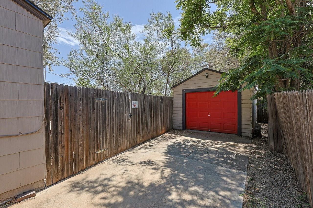 2305 21st St - Photo 4 of 33