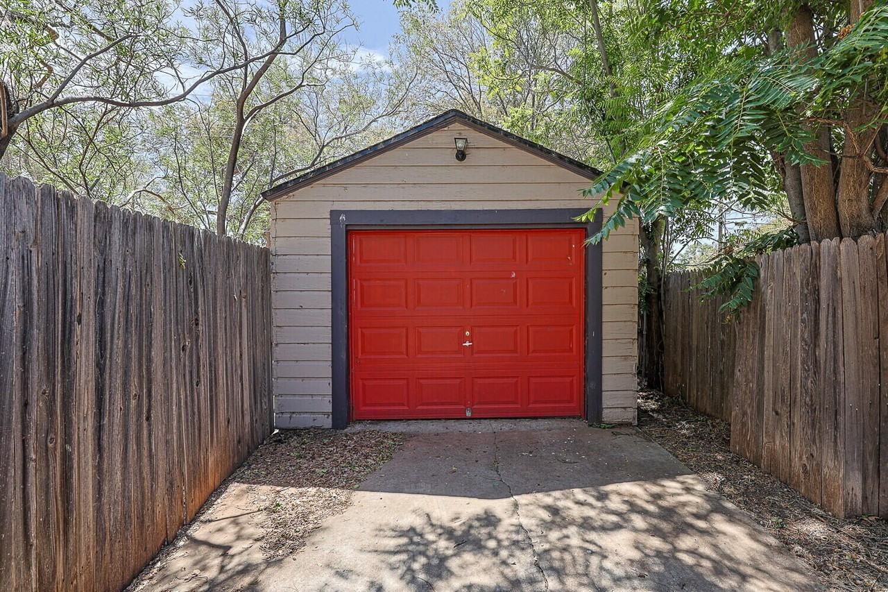 2305 21st St - Photo 5 of 33