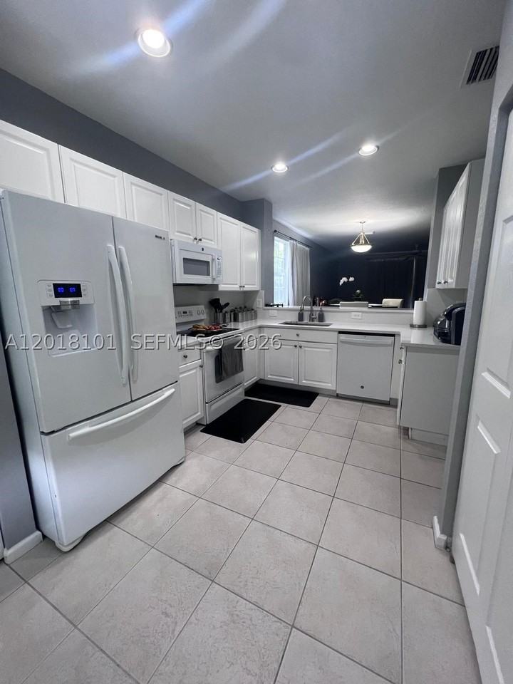 681 Nw 42nd Ave - Photo 2 of 36