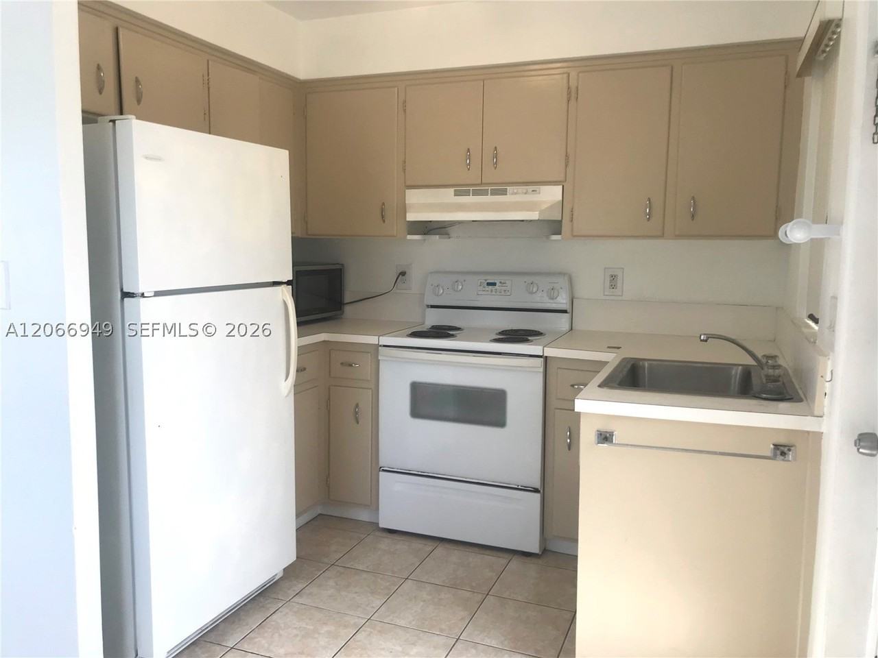 2724 Ne 32nd St #1 - Photo 6 of 22