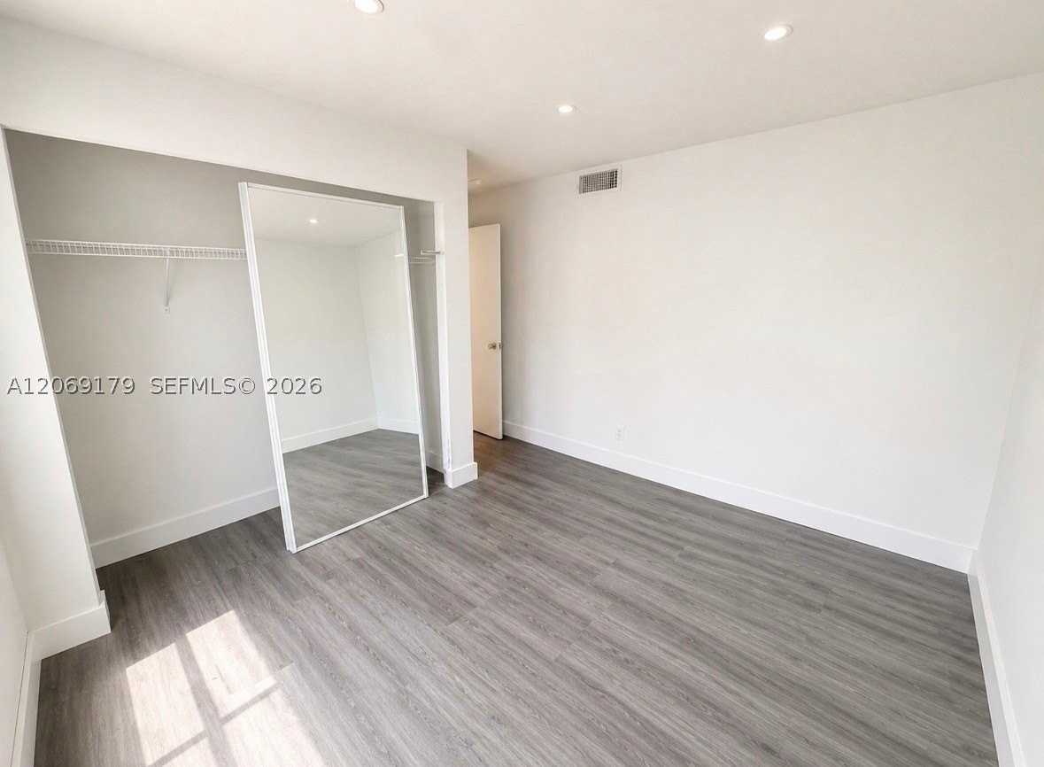 940 7th St #940A - Photo 4 of 15