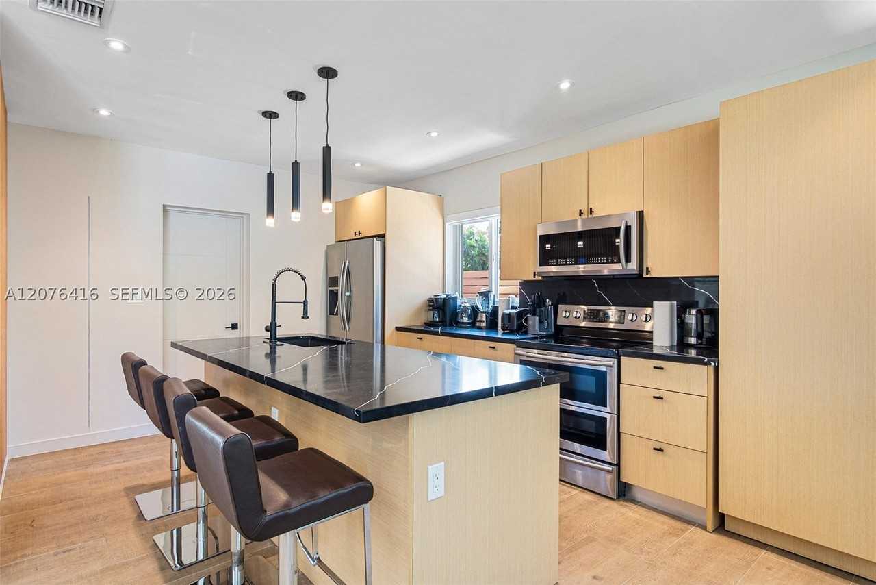 10658 Ne 11th Ave - Photo 3 of 34