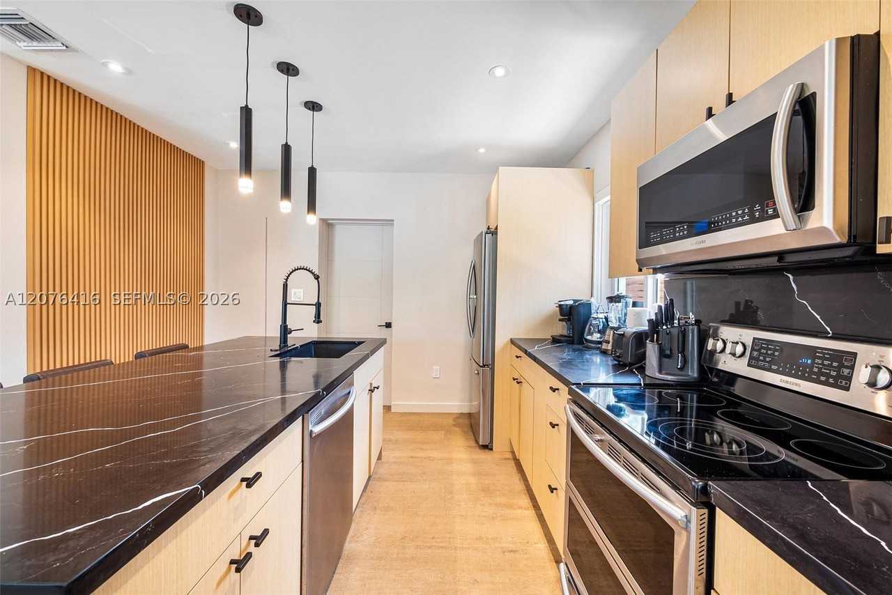 10658 Ne 11th Ave - Photo 7 of 34