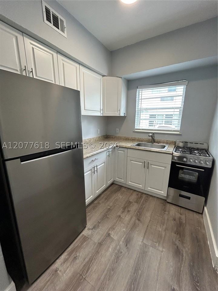 1258 Pennsylvania Ave #9 - Photo 4 of 15