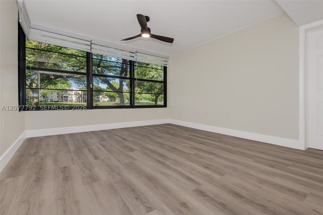 1709 Whitehall Dr #103 - Photo 5 of 32