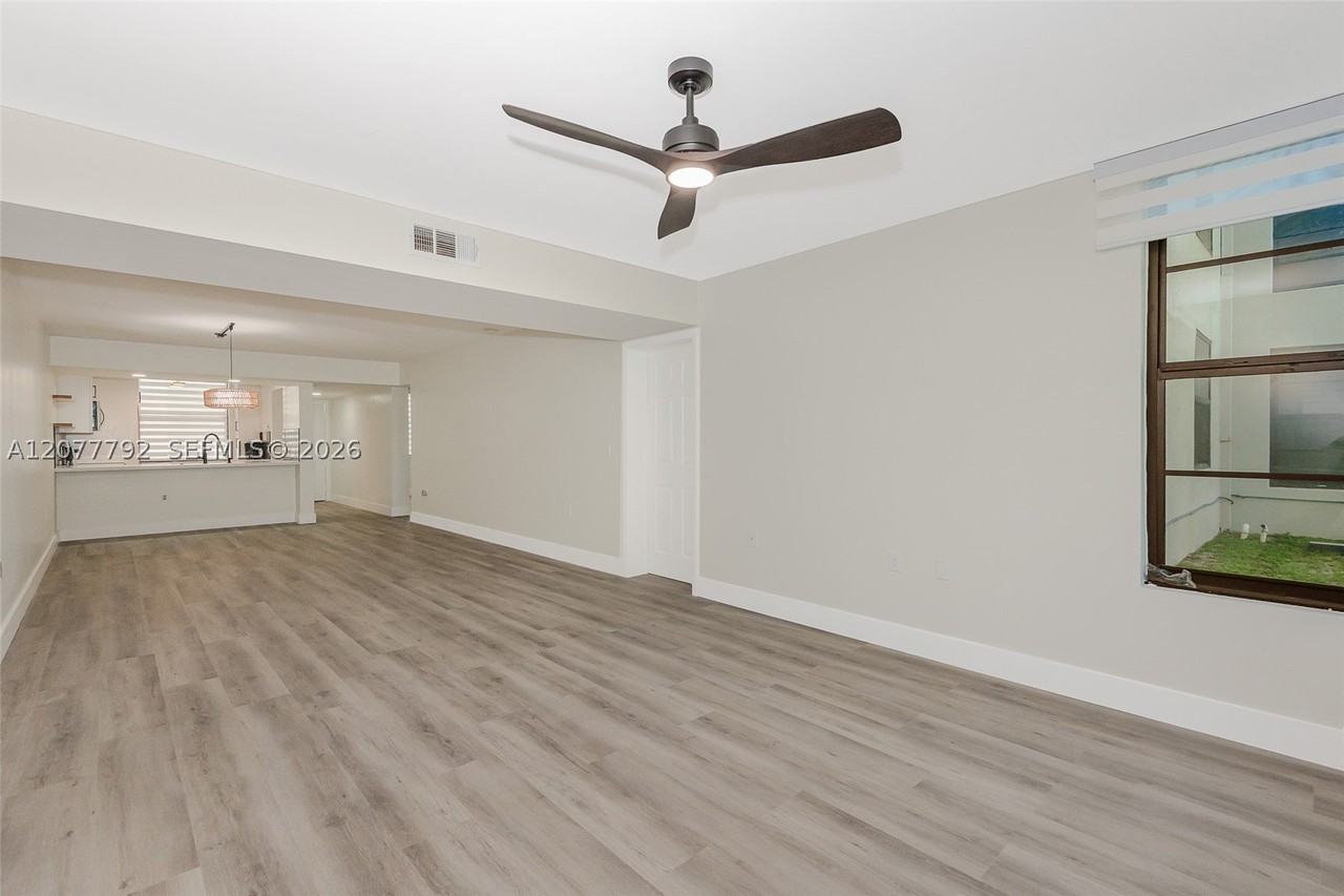 1709 Whitehall Dr #103 - Photo 6 of 32