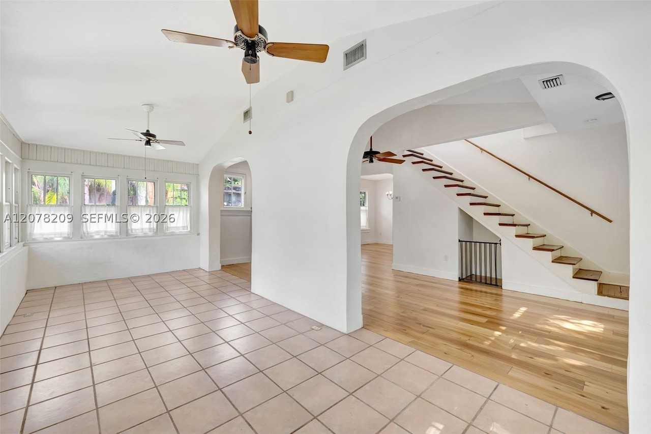1031 Tequesta St - Photo 4 of 31