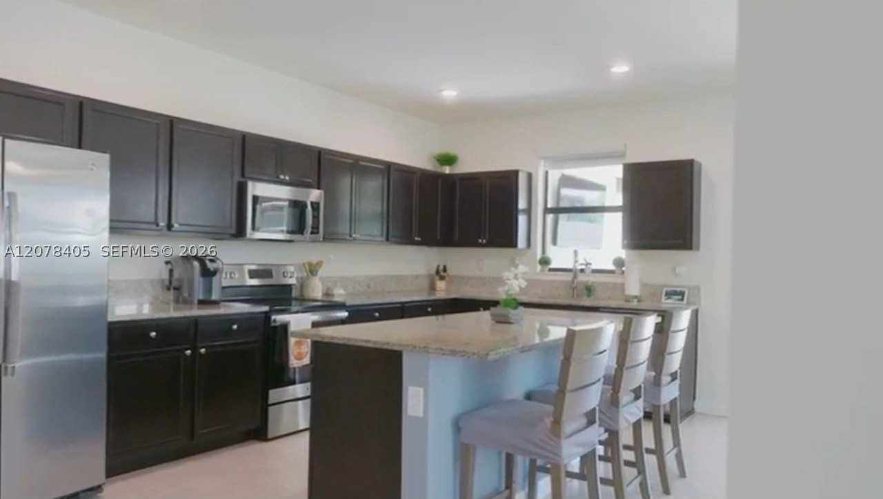 221 Se 35th Ave - Photo 3 of 9