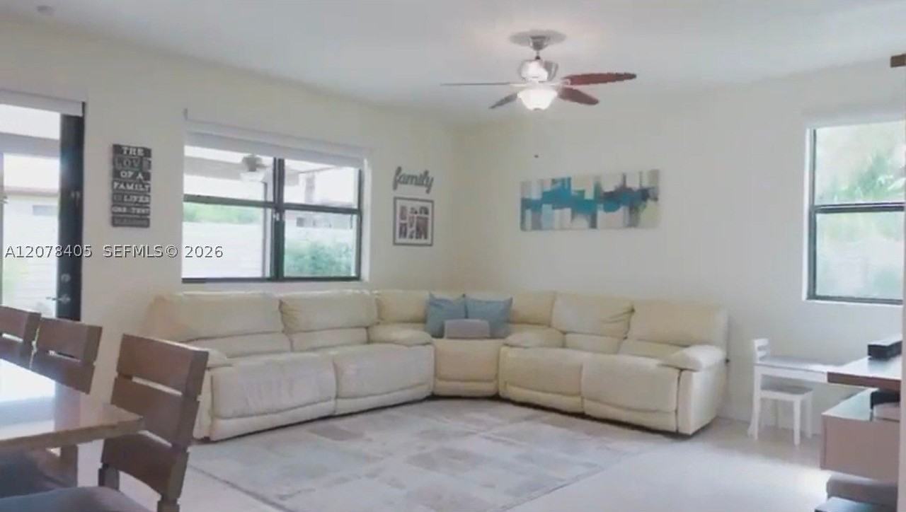 221 Se 35th Ave - Photo 4 of 9