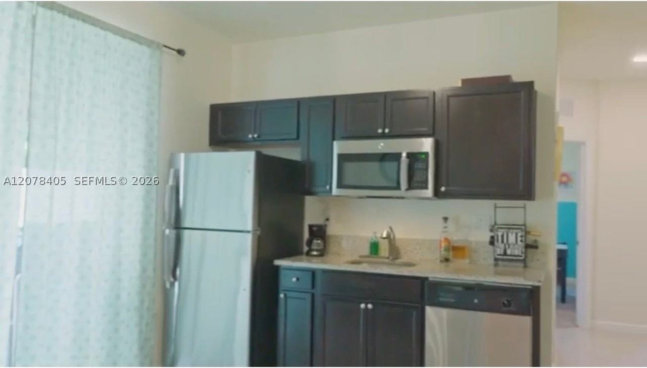 221 Se 35th Ave - Photo 5 of 9