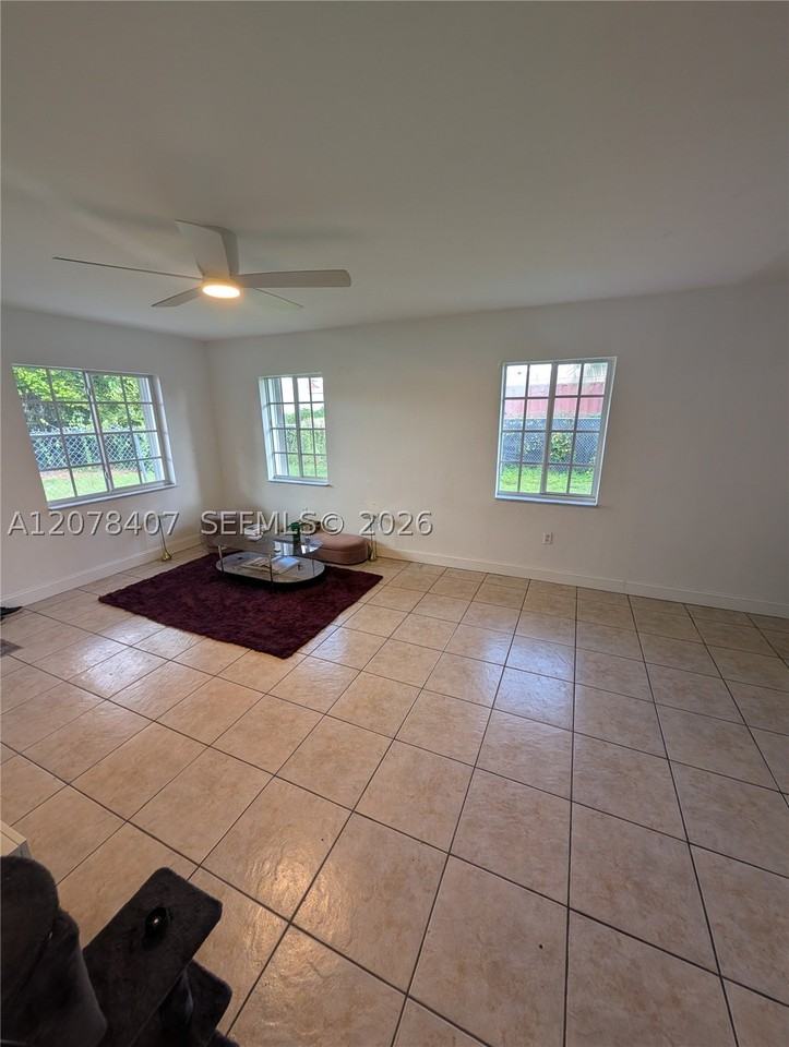225 Nw 53rd St #R - Photo 3 of 19