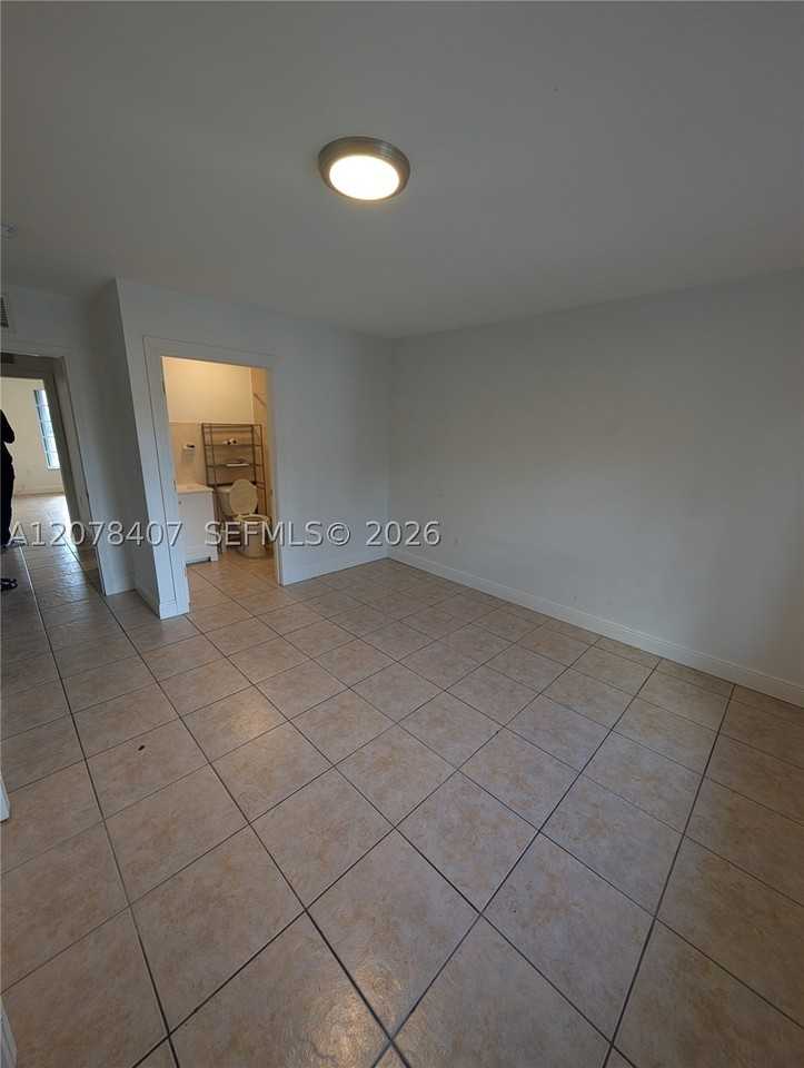 225 Nw 53rd St #R - Photo 7 of 19