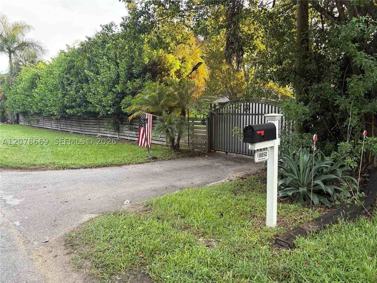 18850 Sw 197th Ave - Photo 3 of 23